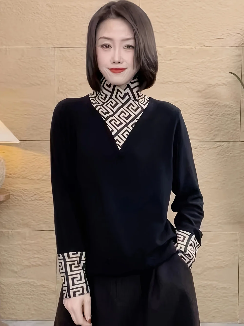 [Thời trang không tay] Áo phông cổ cao nửa kín thời trang có chi tiết tay áo hình học - Thiết kế đa năng màu đen và vàng, hỗn hợp polyester mềm mại, có thể giặt bằng máy dành cho những người đi làm thời trang - Hình ảnh 2